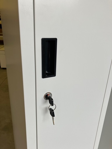 【来店歓迎 】【OF-98】3人用スチールロッカー 鍵付き 衣装/更衣室ロッカー バッグヤード 飲食 店舗 オフィス 事務用品 ホワイト　検)事務机 オフィス 事務用品 チェア 会議 椅子 ロッカー ミーティングテーブル 応接ソファ 店舗 事務所 什器 書庫 本棚 ラック デスク スチール 美品多数 格安 【中古オフィス家具】