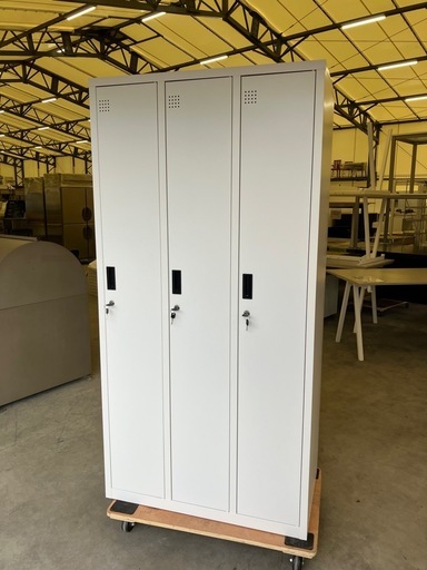 【来店歓迎 】【OF-98】3人用スチールロッカー 鍵付き 衣装/更衣室ロッカー バッグヤード 飲食 店舗 オフィス 事務用品 ホワイト　検)事務机 オフィス 事務用品 チェア 会議 椅子 ロッカー ミーティングテーブル 応接ソファ 店舗 事務所 什器 書庫 本棚 ラック デスク スチール 美品多数 格安 【中古オフィス家具】