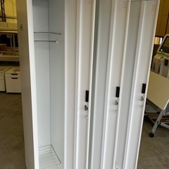 【来店歓迎 】【OF-98】3人用スチールロッカー 鍵付き 衣装/更衣室ロッカー バッグヤード 飲食 店舗 オフィス 事務用品 ホワイト　検)事務机 オフィス 事務用品 チェア 会議 椅子 ロッカー ミーティングテーブル 応接ソファ 店舗 事務所 什器 書庫 本棚 ラック デスク スチール 美品多数 格安 【中古オフィス家具】の画像