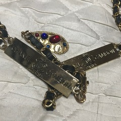 レア正規品 ヴィンテージ シャネル ルーカンボン&グリポアチャーム レザーチェーンベルト金/黒の画像