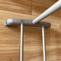 室内用 物干しスタンド 折りたたみ式／キャスター付き（使用感あり） の画像