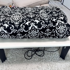 こたつテーブルとこたつの画像