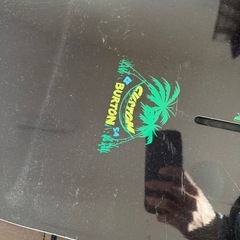 10年以上前のスノーボードと折れてるボードの画像