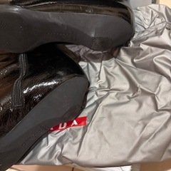 プラダ　エナメルショートブーツの画像