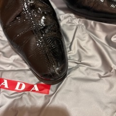 プラダ　エナメルショートブーツの画像