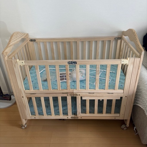 美品　折り畳みベビーベッド　