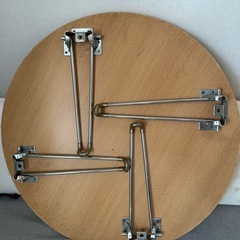 円形木製折りたたみテーブルの画像