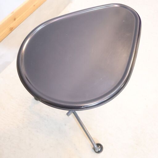 Cassina ixc.(カッシーナ イクスシー)で取り扱われていた喜多俊之デザインのKICK(キック)サイドテーブルです。使う時の状