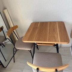 テーブル1台+イス2脚の画像