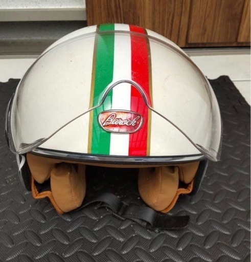イタリア国旗デザインのジェットヘルメット、クリアシールド付きでスタイリッシュ。