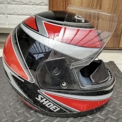 SHOEI製フルフェイスヘルメット、レッド・ブラック・シルバーのストライプデザイン、クリアシールド付き。 の画像