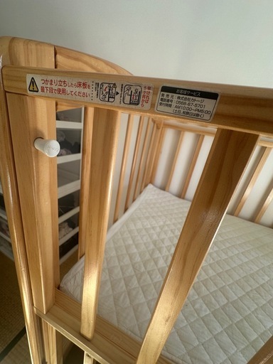 KATOJI 木製ベビーベッド 床板調節可能 収納棚付