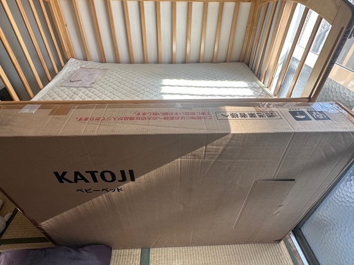 KATOJI 木製ベビーベッド 床板調節可能 収納棚付