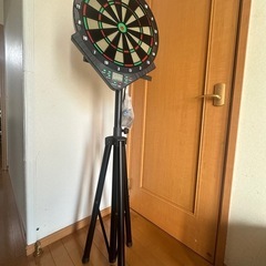 電子ダーツ、スタンド付きの画像