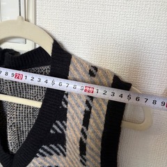 チェック柄 Vネック ニットベスト ブラック ベージュ の画像