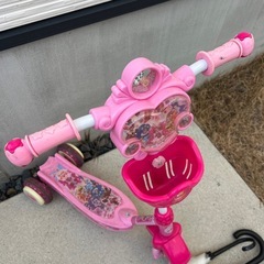 子供用キックボードと傘4本の画像