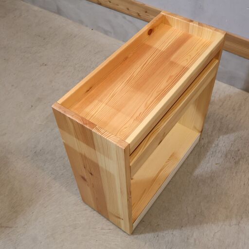 人気の無印良品(MUJI)パイン材 パーソナルデスク＆ワゴンです。ナチュラルな質感が優しい雰囲気になり、コンパクトなサイズは在宅ワーク用のパソコンデスクやお子様の学習机に最適です♪