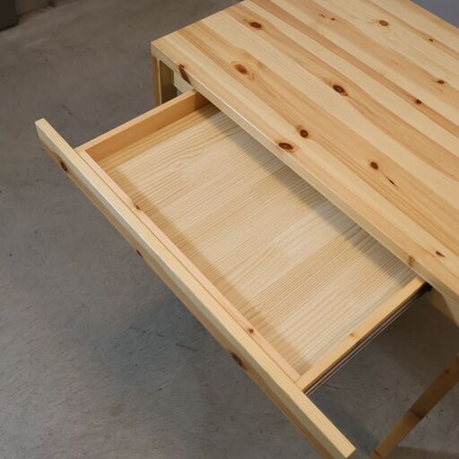 人気の無印良品(MUJI)パイン材 パーソナルデスク＆ワゴンです。ナチュラルな質感が優しい雰囲気になり、コンパクトなサイズは在宅ワーク用のパソコンデスクやお子様の学習机に最適です♪