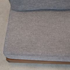 unico(ウニコ)のSWELLA(スウェラ) ベンチアーム。天然木のフレームと背面のアイアンがラフでカジュアルな印象のラブソファ。西海岸スタイルや男前インテリアにもおススメです♪/アーム付きの画像