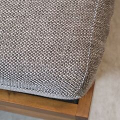 unico(ウニコ)のSWELLA(スウェラ) ベンチアーム。天然木のフレームと背面のアイアンがラフでカジュアルな印象のラブソファ。西海岸スタイルや男前インテリアにもおススメです♪/アーム付きの画像