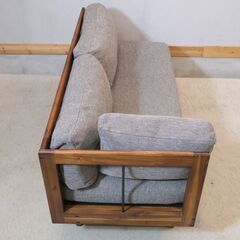 unico(ウニコ)のSWELLA(スウェラ) ベンチアーム。天然木のフレームと背面のアイアンがラフでカジュアルな印象のラブソファ。西海岸スタイルや男前インテリアにもおススメです♪/アーム付きの画像