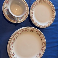 値下げしました　🌸花柄皿🌸とコーヒーカップのセットの画像
