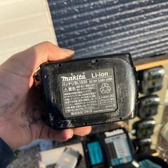  【話し中】マキタ　18vバッテリー2個と充電器の画像