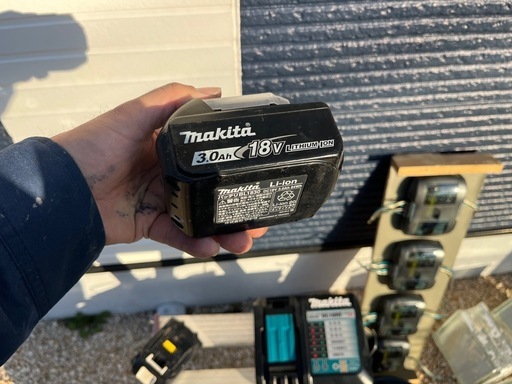  【話し中】マキタ　18vバッテリー2個と充電器