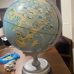 小さなウクレレとピアノ＋地球儀の画像