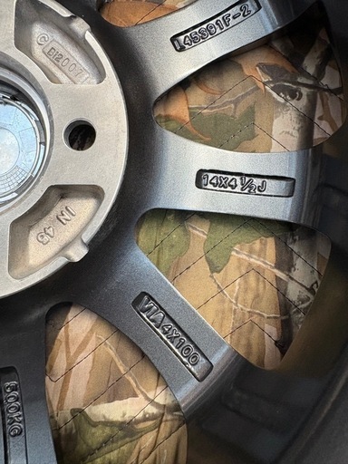 ㊹155/65R14新品タイヤ4本と中古美品ホイールとナット付き (サクサク