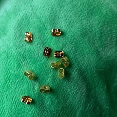 ピアスの留め金の画像