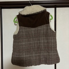 ブラウン系チェック柄ダウンベストの画像