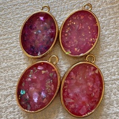 ハンドメイド レジンチャーム 4個セット ピンク系の画像