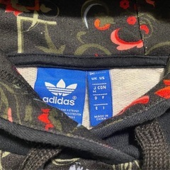 adidasショート丈パーカー　Mサイズの画像