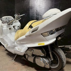 ★支払総額6.2万円★買取強化中！ まずはカンタン無料査定まで！ ヤマハ マジェスティC 白 SG03J社外マフラー！ 社外ハンドル！ LEDヘッドライト！ 社外テール！社外ブレーキレバー！ バックレストなどカスタムパーツ多数！！の画像
