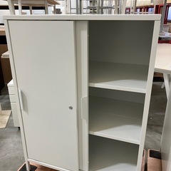 【来店歓迎 】【OF-100】美品 IKEA イケア トロッテン ホワイト　キャビネット 引き戸 鍵無し デスクワゴン 収納 脚付き 収納家具 ホームオフィス ガレージ 書庫　検)事務机 オフィス 事務用品 チェア 会議 椅子 ロッカー ミーティングテーブル 応接ソファ 店舗 事務所 什器 書庫 本棚 ラック デスク スチール 美品多数 格安 【中古オフィス家具】の画像
