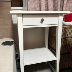 ベッドの横における棚差し上げます。の画像