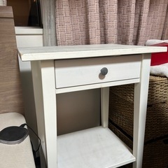 ベッドの横における棚差し上げます。の画像