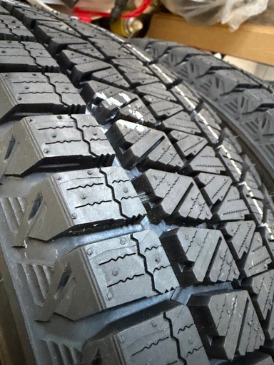 225/60R17 溝有り　ブリザック　