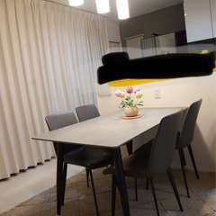ダイニングテーブルの画像