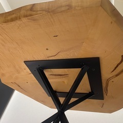 トチの木のテーブルの画像