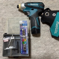 マキタ　インパクトドライバ 【本体＋充電器＋バッテリ２個＋ホルスター＋ケース】の画像