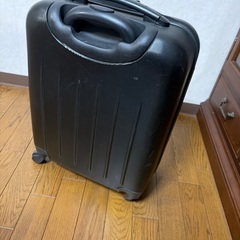 赤白水玉模様キャリーケース　スーツケースの画像