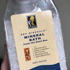 死海の塩100% 浄化や瞑想に 400gくらいですアイハーブの画像