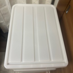 白×衣装ケース4つセット(目立った汚れ無し)の画像