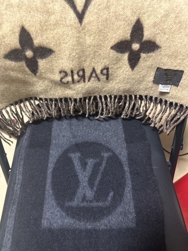 VUITTONのマフラー２枚セット