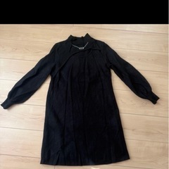 黒い長袖ハイネックワンピースの画像