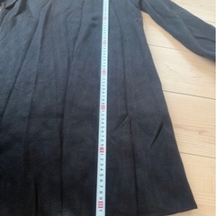 黒い長袖ハイネックワンピースの画像