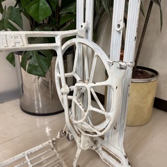 アンティークミシン台の画像