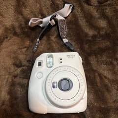 ほぼ未使用！instax mini 8+ ホワイト 本体とフィルム付きの画像